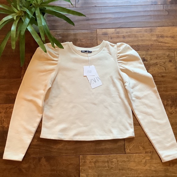 Zara Tops - Zara Long Sleeve Knit Cropped Top Ivory Sweatshirt